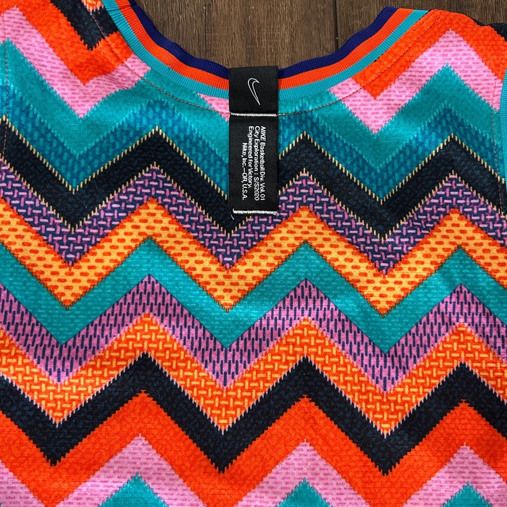 Nike Dri-FIT City Exploration Vol. 01 Zigzag Chevron Basketball Tank L